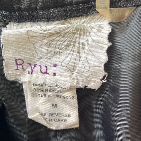 Ryu Pleated Front Black Shorts Size M - Picture 6 of 7